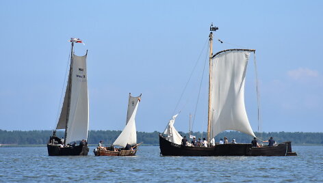Istorinių burlaivių regata Kur&scaron;ių mariose.
