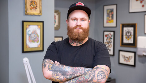 Tatuiruočių meistras Ernestas Narkevičius savo studijoje &bdquo;Super 7 tattoo&ldquo; 
