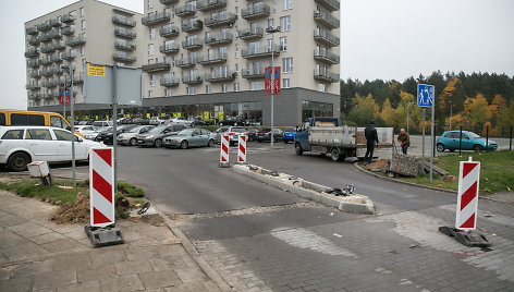 Prie prekybos centro „Rimi“ statomi užkardai.