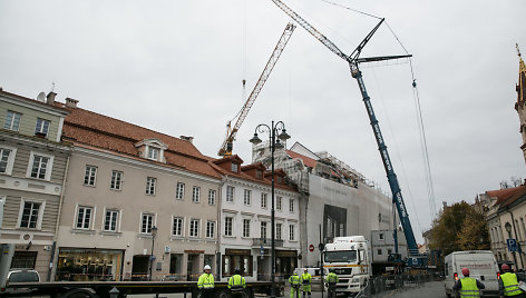 Prie rekonstruojamų Pacų rūmų iškeltas įspūdingas kranas