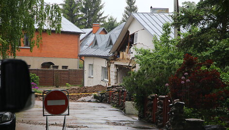 Pasvalyje atsivėrusi smegduobė užpilta moliu