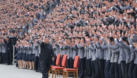&Scaron;iaurės Korėjos lyderis Kim Jong Unas su studentais