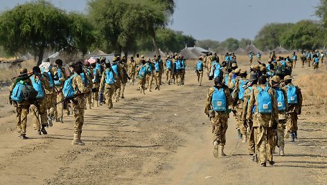 Pietų Sudano kariai su žydromis UNICEF kuprinėmis