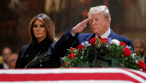 Donaldas Trumpas su žmona Melania pagerbė eksprezidentą G.H.W.Bushą