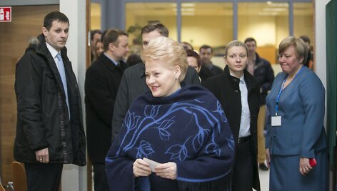 Prezidentė Dalia Grybauskaitė i&scaron; anksto balsuoja savivaldybių tarybų rinkimuose 
