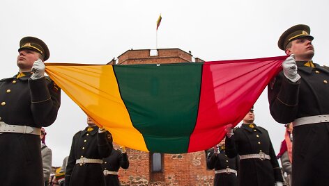 Gedimino pilies bok&scaron;te i&scaron;kelta Lietuvos vėliava