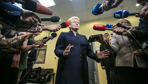Dalia Grybauskaitė atsakinėja į žurnalistų klausimus po apsilankymo VRK