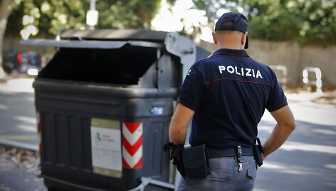 Romoje &scaron;iuk&scaron;lių konteineryje rastos nupjautos moters kojos