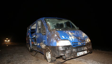 Kelyje Užliekniai-Kantariškiai griovyje nuvirtęs gulėjo mikroautobusas „Citroen Jumper“.