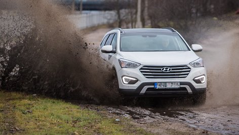 Asociatyvinė iliustracija: visureigis „Hyundai Grand Santa Fe“