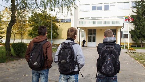 Asociatyvinė iliustracija: pareigūnai tikrino gimnazistų kuprines ir striukes, tačiau krata to nevadina.