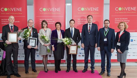 Geriausiais pripažintų Lietuvos vie&scaron;bučių atstovai ir Lietuvos vie&scaron;bučių ir restoranų asociacijos prezidentė (viduryje) Evalda &Scaron;i&scaron;kauskienė.
