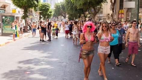 Žmonės linksminasi kasmetiniame LGBT parade Tel Avive