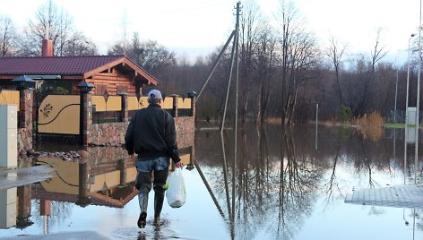 Išsiliejusi iš krantų Danės upė pasiekė gyventojų namus.