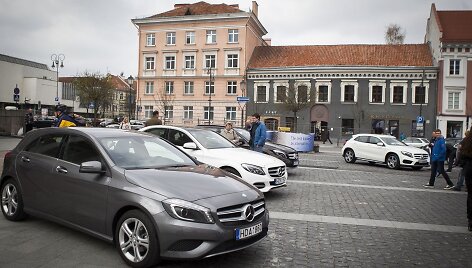 Rotu&scaron;ės aik&scaron;tėje pristatyti naujausi &bdquo;Mercedes-Benz&ldquo; modeliai