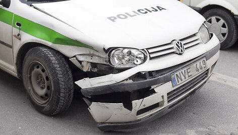 Taksi ir policijos automobilių avarija.