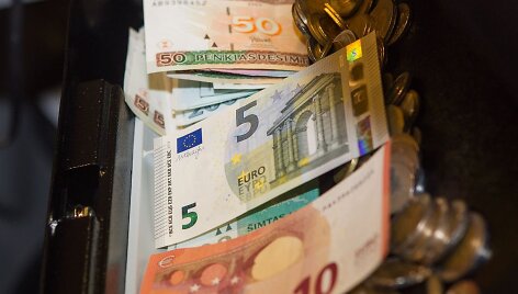 Lietuvos pa&scaron;to bendrovės vadovė Lina Minderienė ir susisiekimo ministras Rimantas Sinkevičius apžvelgė eurų keitimo klausimus.