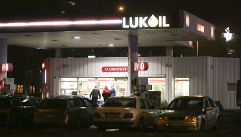 Vilniaus &bdquo;Lukoil&ldquo; degalinėje &ndash; specialiųjų tarnybų apgultis.
