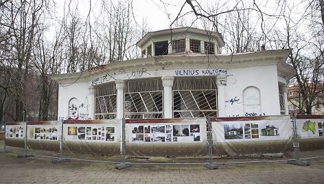 Vilniaus pilių teritorijos ir įvairių Lietuvos istorijos laikotarpių vaizdai ant &bdquo;Rotondos&ldquo; tvoros.