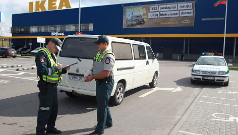 &bdquo;Ikea&ldquo; aik&scaron;telėje partrenkta mergaitė pakliuvo po mikroautobuso dugnu.