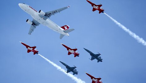 &Scaron;veicarijos oro pajėgų akrobatų komandos &bdquo;Patrouille Suisse&ldquo; lydimas lėktuvas &bdquo;Airbus A320&ldquo; 