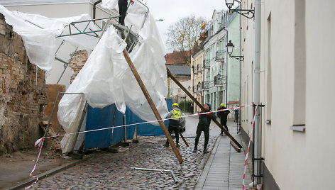 Bokšto gatvėje nuvirtę pastoliai