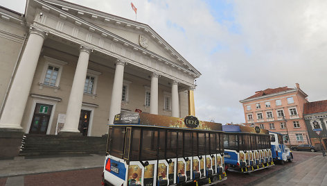 Kalėdų traukinukas šalia Vilniaus rotušės