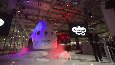 Elonas Muskas pristato erdvėlaivį Dragon Version 2