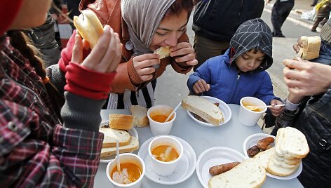 Britai baiminasi, kad panaikinus darbo ribojimus &scaron;alį užplūdusiems rumunams ir bulgarams teks mokėti daugiau socialinių i&scaron;mokų