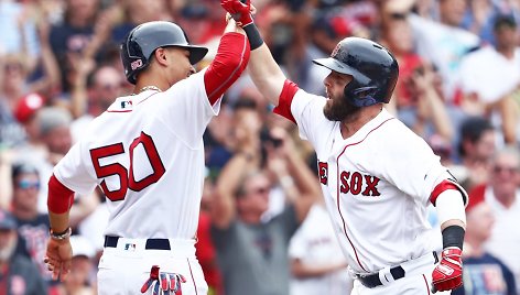 "Boston Red Sox" žaidėjai Mookie Bettsas ir Dustinas Pedroia