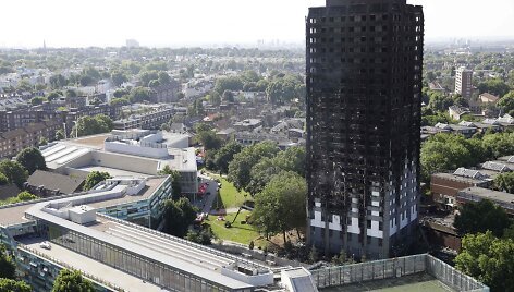 Londono ugniagesiai ie&scaron;ko daugiau gaisro aukų