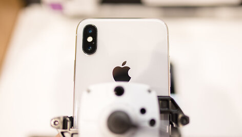 Naujasis &bdquo;iPhone X&ldquo; i&scaron;graibytuvės &bdquo;Telia&ldquo; salone
