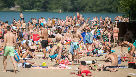 Žmonių gausa Žaliųjų ežerų paplūdimyje