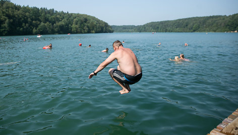 Žmonių gausa Žaliųjų ežerų paplūdimyje