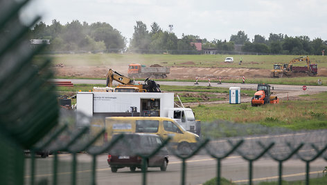 Vykdomi Vilniaus oro uosto pakilimo tako tvarkymo darbai