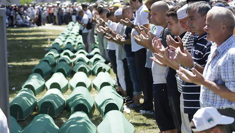 Tūkstančiai žmonių mini Srebrenicos žudynių aukų atminimą