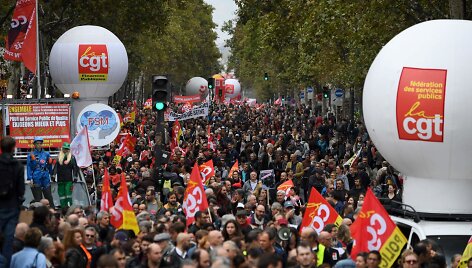 Prancūzijoje tūkstančiai vie&scaron;ojo sektoriaus darbuotojų protestuoja prie&scaron; E.Macroną