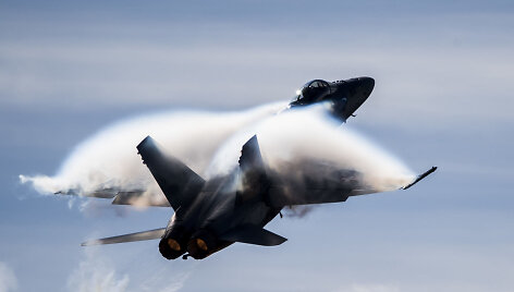 Naikintuvas bombone&scaron;is &bdquo;McDonnell Douglas F/A-18 Hornet&ldquo;