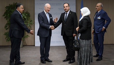 Staffanas de Mistura Ženevoje spaudžia ranką Nasrui al Hariri 