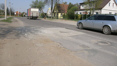 Kauno gatvėse delsiama laiku suremontuoti nuardytą dangą prie &scaron;ulinių