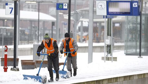 Snygis ir &scaron;altis sutrikdė eismą Vokietijoje bei Nyderlanduose