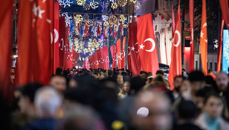 Stambulo Istkalo gatvė papuošta Turkijos vėliavomis sprogimo aukoms pagerbti