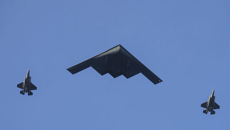 Bombone&scaron;is &bdquo;B-2 Spirit&ldquo; viduryje