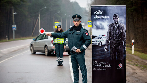 &Scaron;e&scaron;tadienio rytą &ndash; neįprastas imuniteto ir kelių policijos pareigūnų reidas
