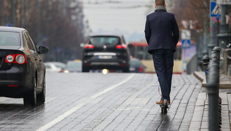 At&scaron;ilus orams į miestų gatves i&scaron;važiavo elektrinių paspirtukų vairuotojai