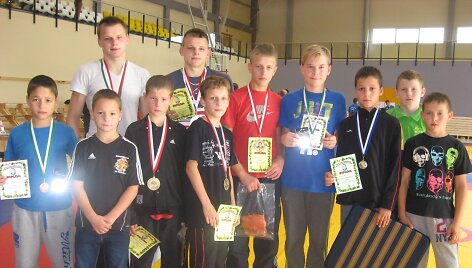 Joni&scaron;kio imtynininkai su medaliais