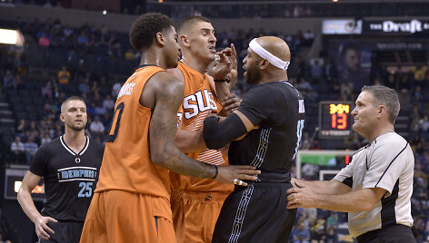Vince'as Carteris prie&scaron; &bdquo;Grizzlies&ldquo; žaidėjus