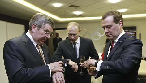Tarptautinio olimpinio komiteto prezidentas Thomas Bachas, Rusijos prezidentas Vladimiras Putinas ir Rusijos ministras pirmininkas žiūri į laikrodžius per Sočio olimpinių žaidynių uždarymo cermoniją.
