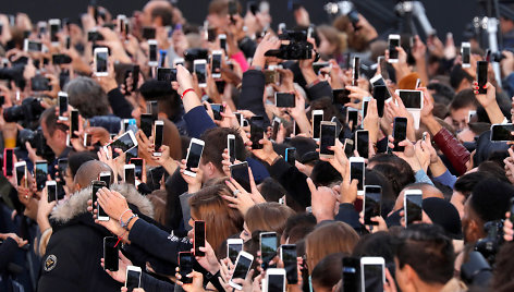 Žmonės telefonais fotografuoja Eliziejaus laukus