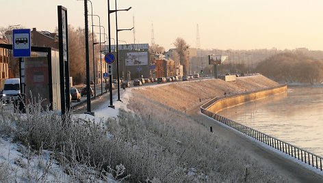 Karaliaus Mindaugo prospekte neįrengti kelio ir upės atitvarai